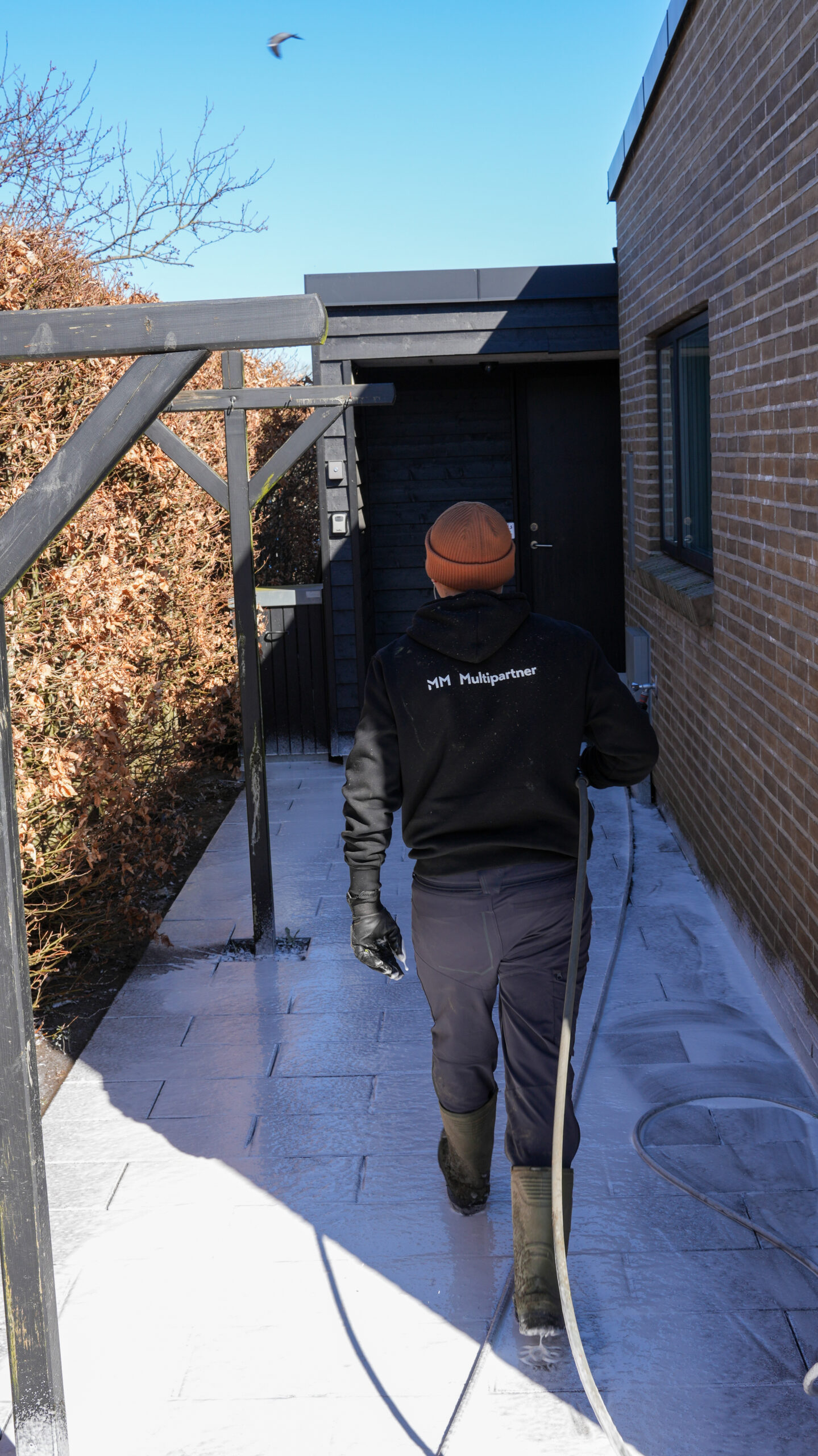 Medarbejder fra MM Multipartner algebehandler fliser