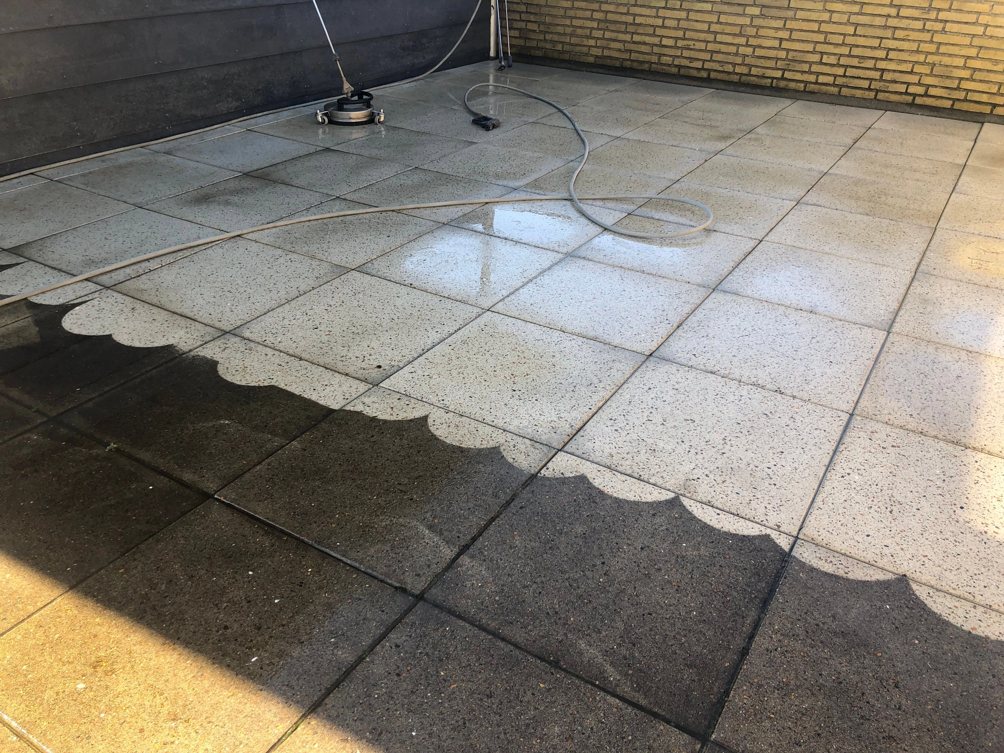 Terrasse med fliser under fliserens
